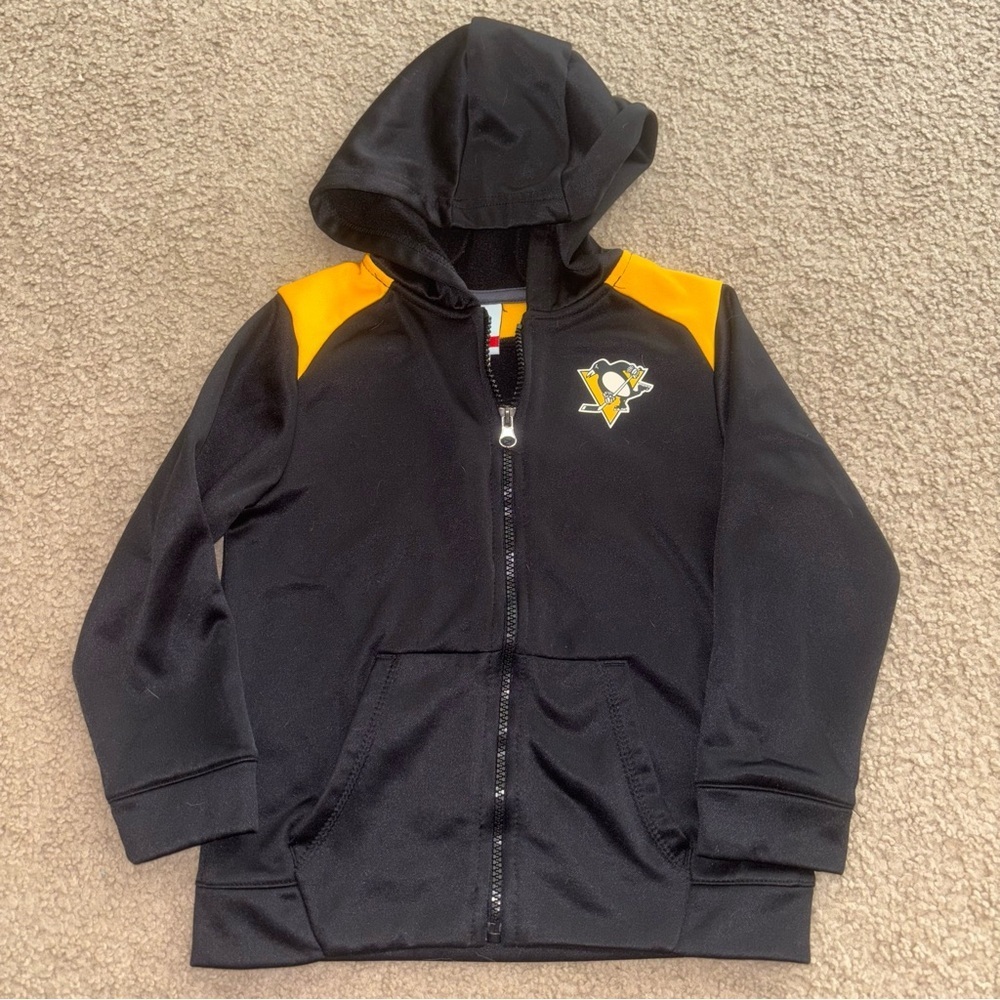NHL hockey Penguins black jacket, size 5/6 Kids Black and Yellow